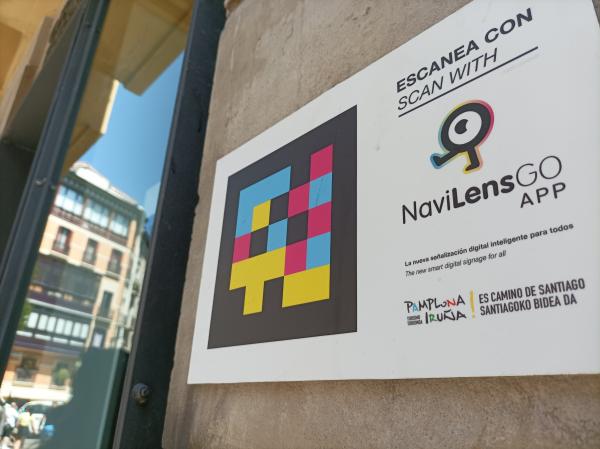Señal de Navilens en el exterior de la Oficina de Turismo de Pamplona